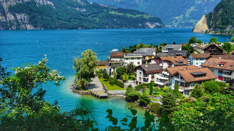 Perfect lakeside hike with gorgeous views in Switzerland • Ein Travel Girl