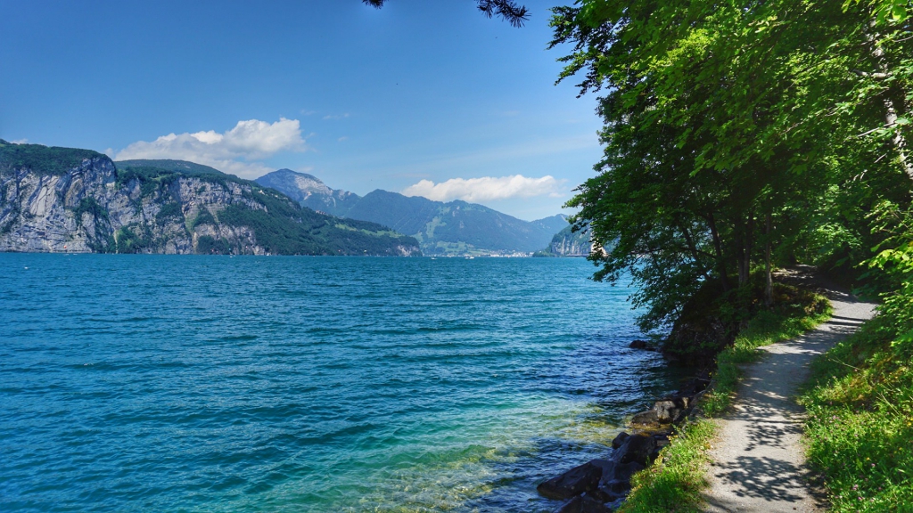 Perfect lakeside hike with gorgeous views in Switzerland • Ein Travel Girl
