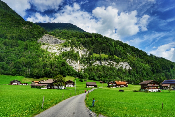 Less crowded hike on Lake Lungern - Switzerland • Ein Travel Girl